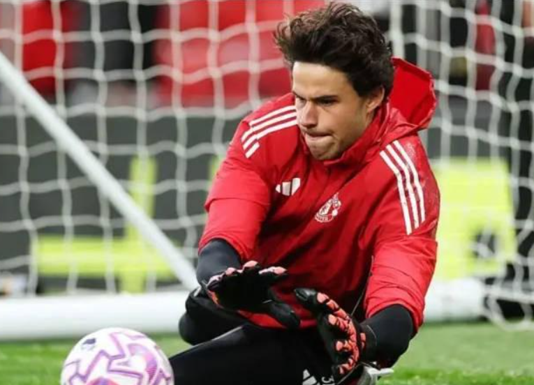 曼联战术变革：从门将表现看阵型调整与风格重塑