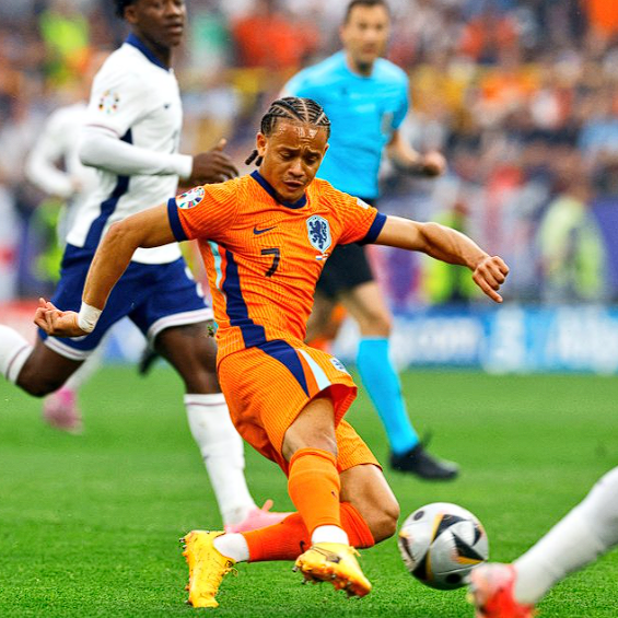 热刺高价引援西蒙斯遭质疑：表现低迷引多方批评