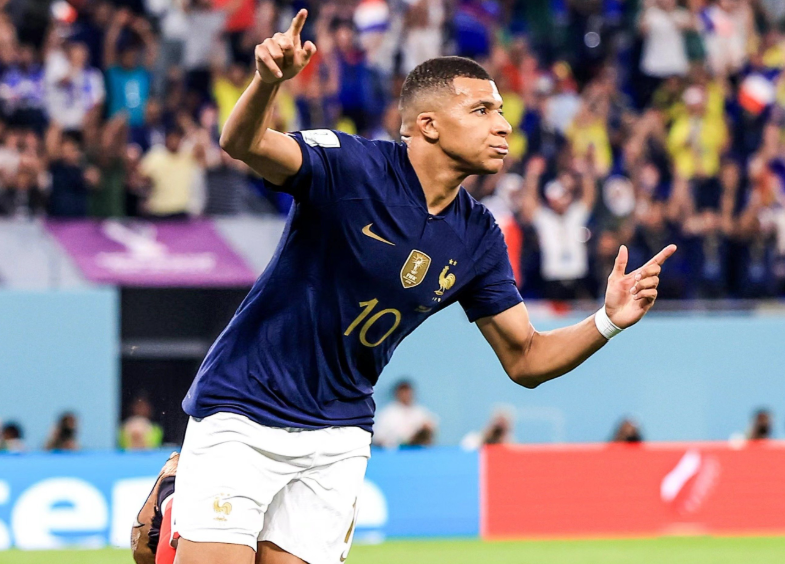 在11月12日这一时间节点，国际足坛迎来了国际比赛日。在此期间，法甲联赛的各支球队均有球员受到各自国家队的征召，这一现象在法甲联赛中引发了广泛关注，其中巴黎圣日耳曼俱乐部受到的影响最为显著。 巴黎圣日耳曼，作为法国<a href='/news/tag/328.html' style='color: blue;'>足球</a>的标志性俱乐部，一直以来都拥有众多实力出众的球员。这些球员凭借在法甲赛场上的出色发挥，成功吸引了各自国家队的目光。在此次国际比赛日，巴黎圣日耳曼成为了受征召球员数量最多的俱乐部，共有18名球员被各级国家队征召。这一庞大的数字不仅体现了巴黎圣日耳曼球员的广泛影响力，也反映出该俱乐部在培养和输送国际球员方面的重要地位。这些被征召的球员涵盖了多个位置，从前锋到后卫，从门将到中场，几乎每个位置都有球员入选国家队。他们将代表各自的祖国，在不同的国际赛场上展现自己的实力，为国家的荣誉而战。 紧随巴黎圣日耳曼之后的是雷恩俱乐部。雷恩在法甲联赛中同样是一支具有竞争力的球队，其球员的实力也不容小觑。在此次国际比赛日，雷恩共有12名球员被各级国家队征召，位居法甲俱乐部被征召球员数量的次席。雷恩的这些被征召球员同样在各自的岗位上发挥着重要作用，他们的入选不仅是对个人能力的认可，也是对雷恩俱乐部整体实力的一种肯定。 除了巴黎圣日耳曼和雷恩之外，法甲联赛中的其他俱乐部也有球员被国家队征召，但数量相对较少。这些球员的入选，进一步丰富了国家队的人员选择，也为法甲联赛在国际足坛赢得了更多的关注。 国际比赛日对于法甲俱乐部来说，既是一种荣誉，也是一种挑战。球员被国家队征召，意味着俱乐部需要在一段时间内失去这些核心球员，这可能会对俱乐部的比赛成绩产生一定的影响。但从长远来看，球员在国际赛场上的锻炼和成长，也将为俱乐部带来更多的回报。