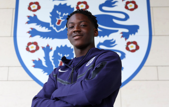 曼联重建进行时：阵容调整与转会风云