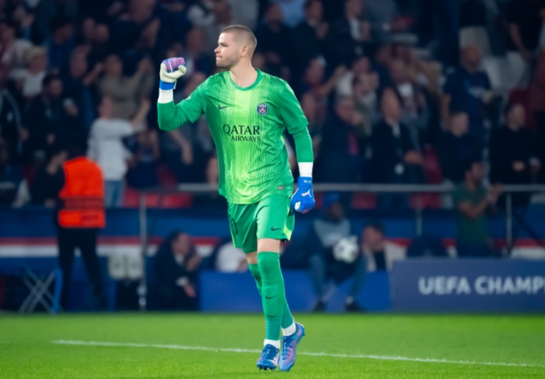 法甲赛场惊魂：巴黎门将舍瓦利耶受伤后的豁达感悟