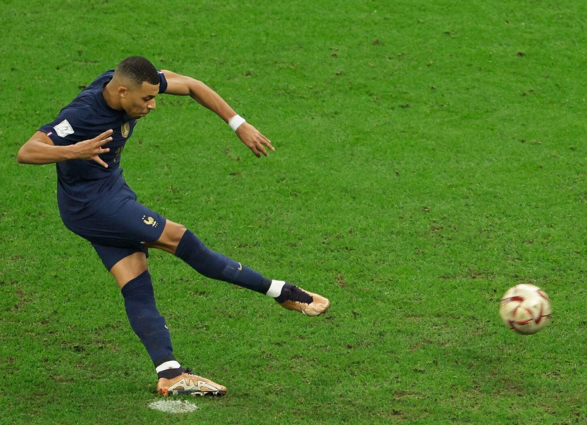 皇马平局背后：姆巴佩与第四官员的激烈争执