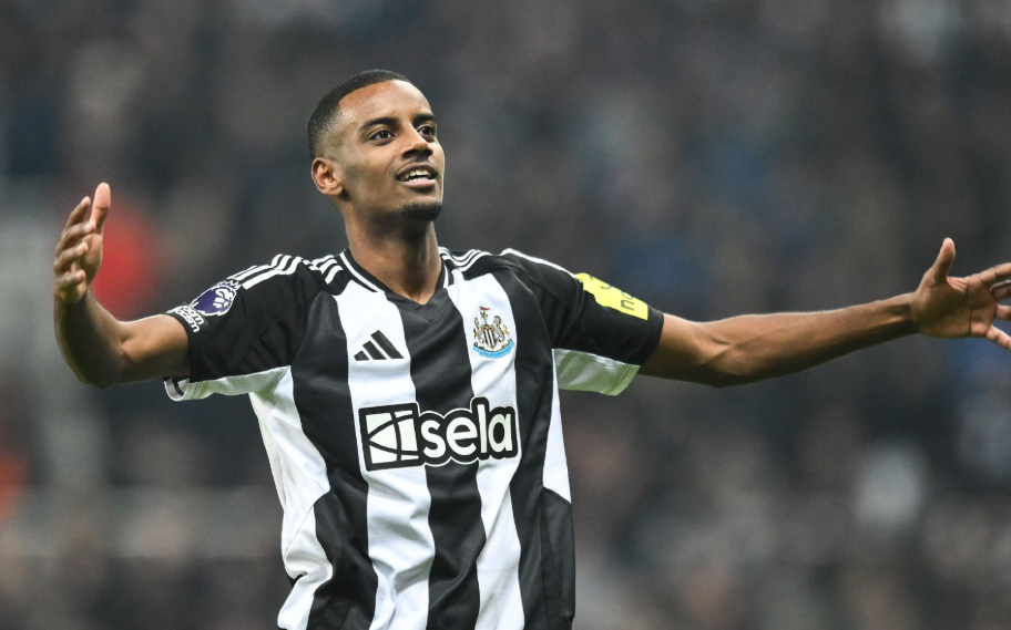 利物浦锋线之困：伊萨克与埃基蒂克的&ldquo;竞争&rdquo;与教练抉择